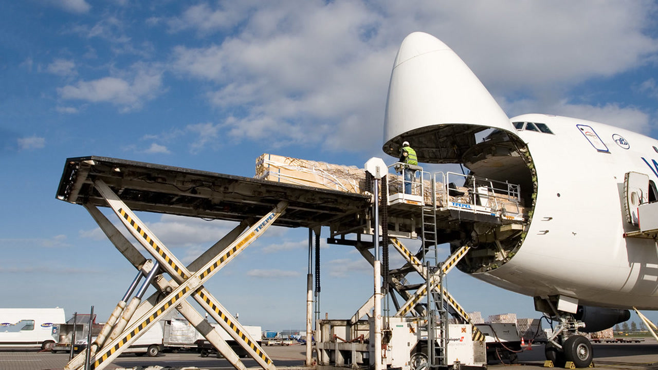 波音747装货过程,机头上掀"吞食"货物,超霸气!