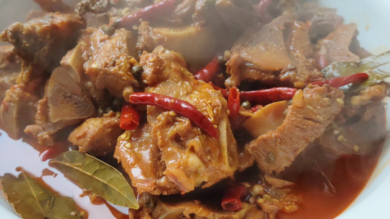 做麻辣酱大骨,处理很关键,记好细节,香辣入味酱香十足还不柴