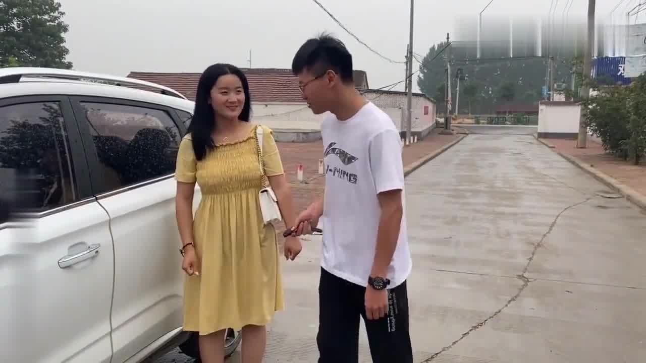 农村小伙相亲成功,带着对象去接妹妹放学,小伙同学当面喊嫂子,害羞