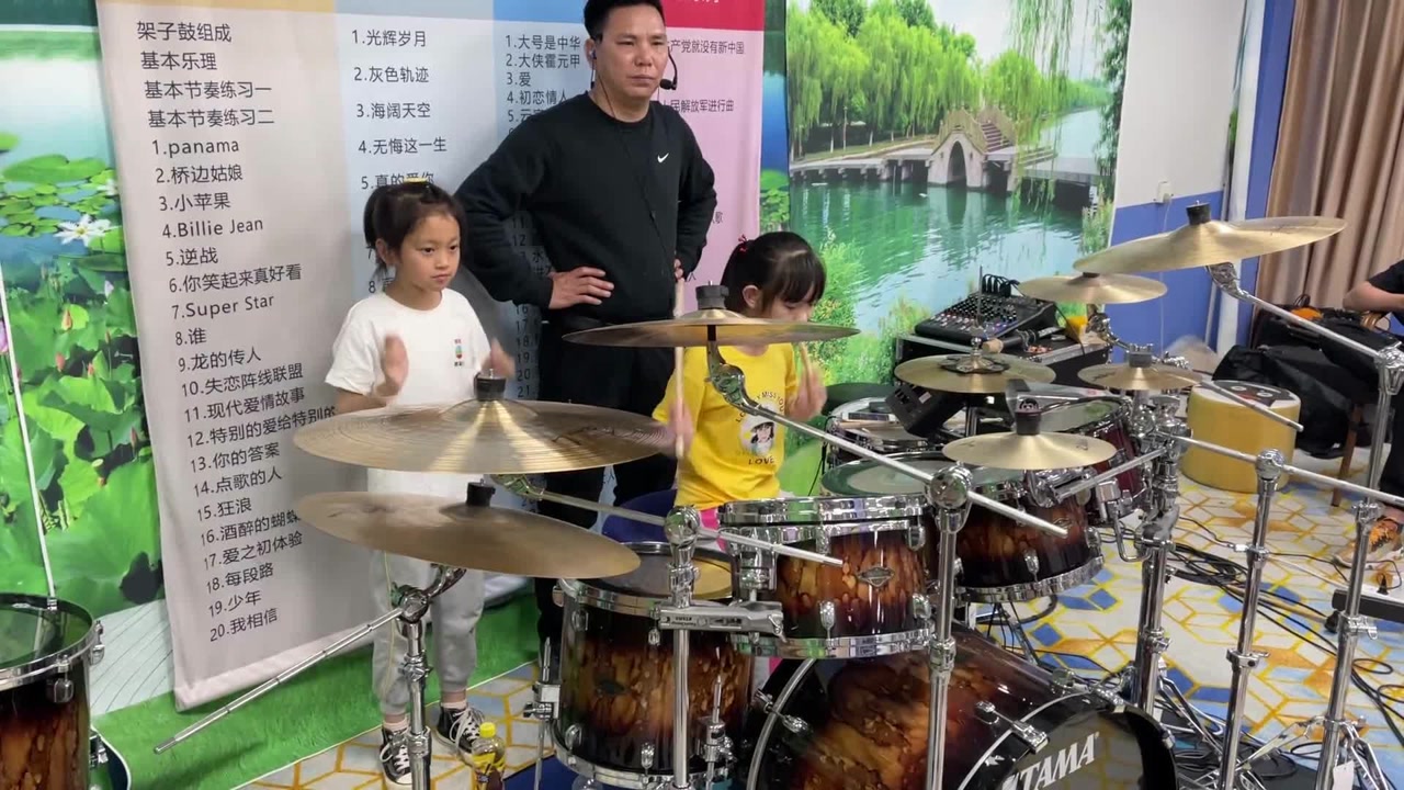 两个小鼓手架子鼓演奏《免失志 》,真的太好听了