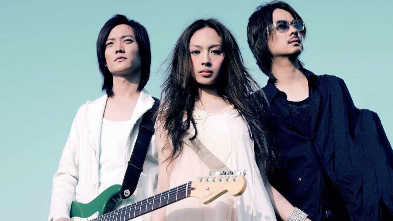 当年飞儿乐团有多厉害?一首《月牙湾》火遍全国,8090后:爷青回