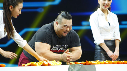 独播:[鲜橙在握]大力士握力比拼挤橙汁 龙武自信满满反败北