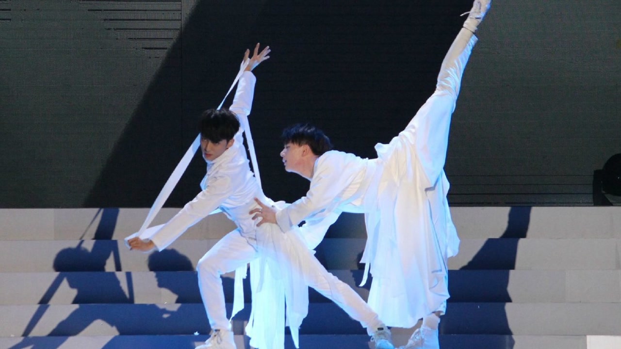 夏之光郭子凡演唱会合作舞蹈《大鱼》