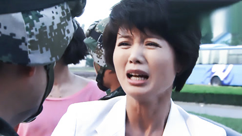 特种兵之火凤凰[dvd版]:女兵穿便装在敌军门口撒泼