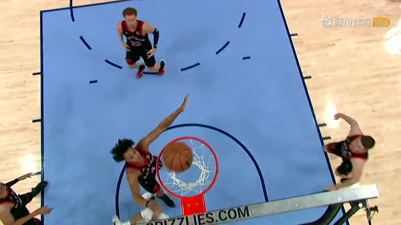 一步登天滑翔拉杆 克拉克穿越两人防守挑篮打进