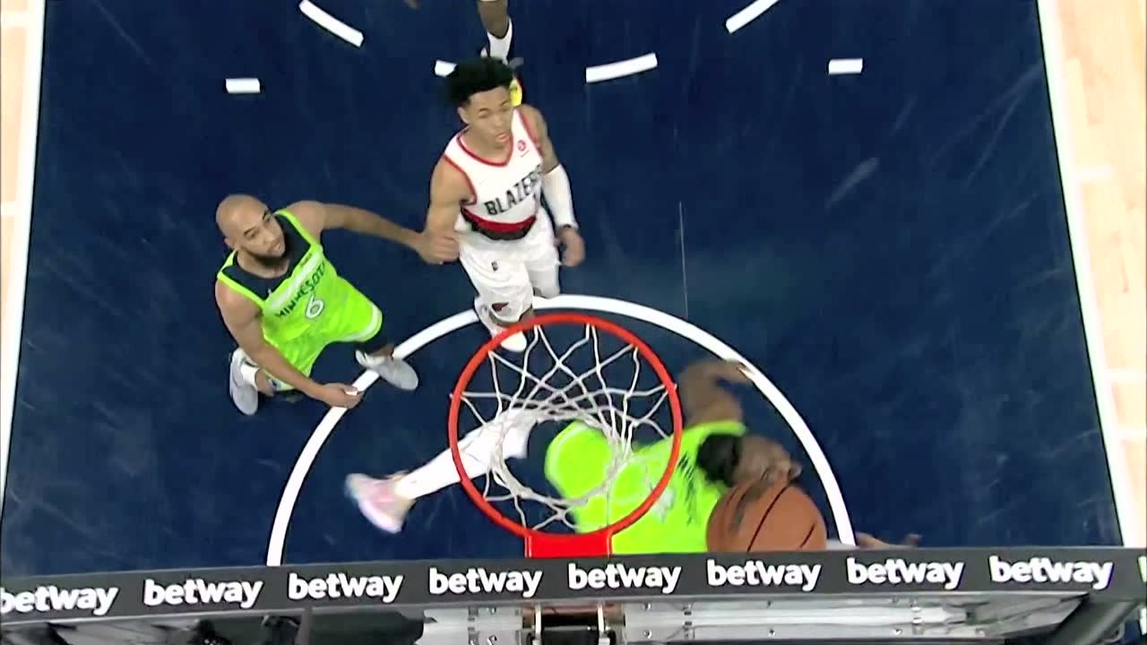 快攻推进一骑绝尘 诺威尔空中拉杆反篮轻松得手