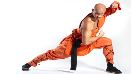 英国少林寺武僧向老外展示高深抗击打功夫,任人踢打毫发无损!