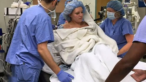 18岁女孩做变性手术 摄影师记录全过程