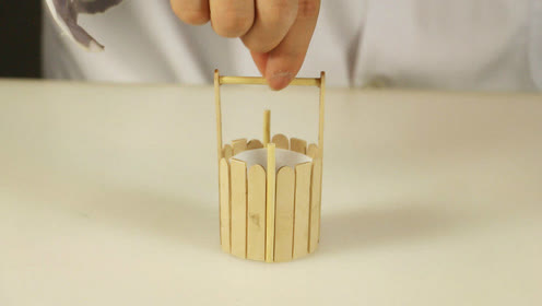 一起用冰棒棍做出一个迷你小木桶,小小一个超级萌!