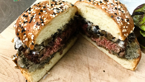 非洲人用50万只蚊子碾成肉泥,做成美味汉堡,只能说我认怂了