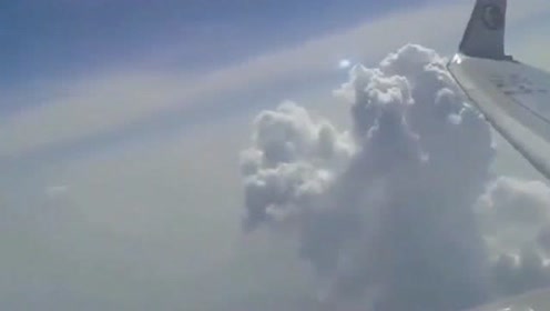 乘客在云层里看见了奇异的光，疑似发现飞船UFO