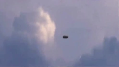 UFO舰队和主舰在澳大利亚空中表演贪吃蛇！的图片