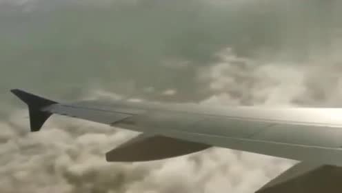 客机乘客拍到不明飞行物UFO飞过机翼，怀疑是UFO，专家这样回答！的图片