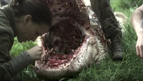 美女们杀死可怕变异鳄鱼,发现鳄鱼居然长有鲨鱼样的牙齿