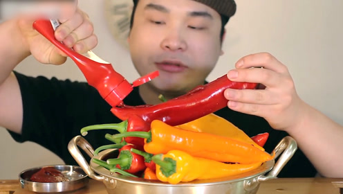 韩国网红胖哥,生吃辣椒!一口一个真的过瘾!