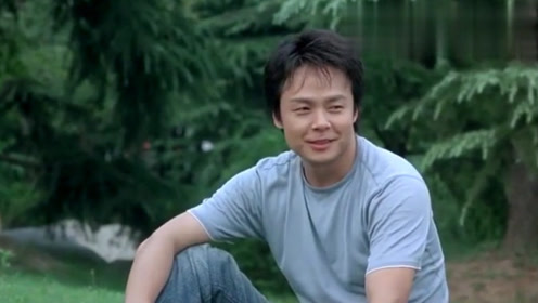 北京夏天:老师学生草坪讨论现实和虚拟世界的精彩,只有他格外突出