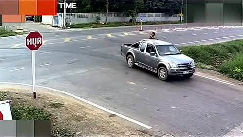 摩托车时速100撞上叉车,头被削掉,当场结束了自己生命