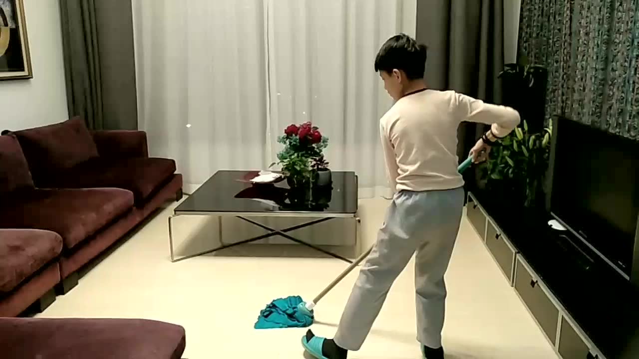 用校服拖地,每年丢弃的校服_大山谷图库