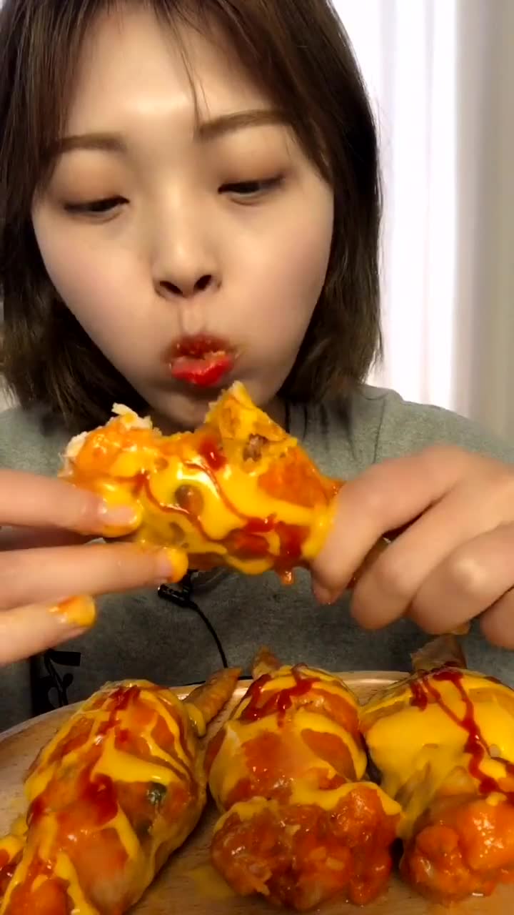 美食吃播:鸡翅包饭味道特别赞