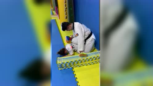 学习跆拳道就是这样压腿的,不得不说,是真的很痛苦啊!