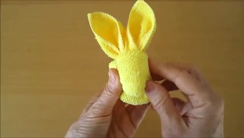 教你如何用小方巾折叠小兔子,你家小孩肯定很感兴趣