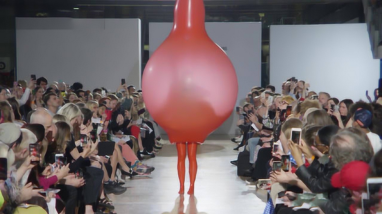 女模特穿着气球走秀,没想到半路突然漏气,全场瞬间沸腾起来了!