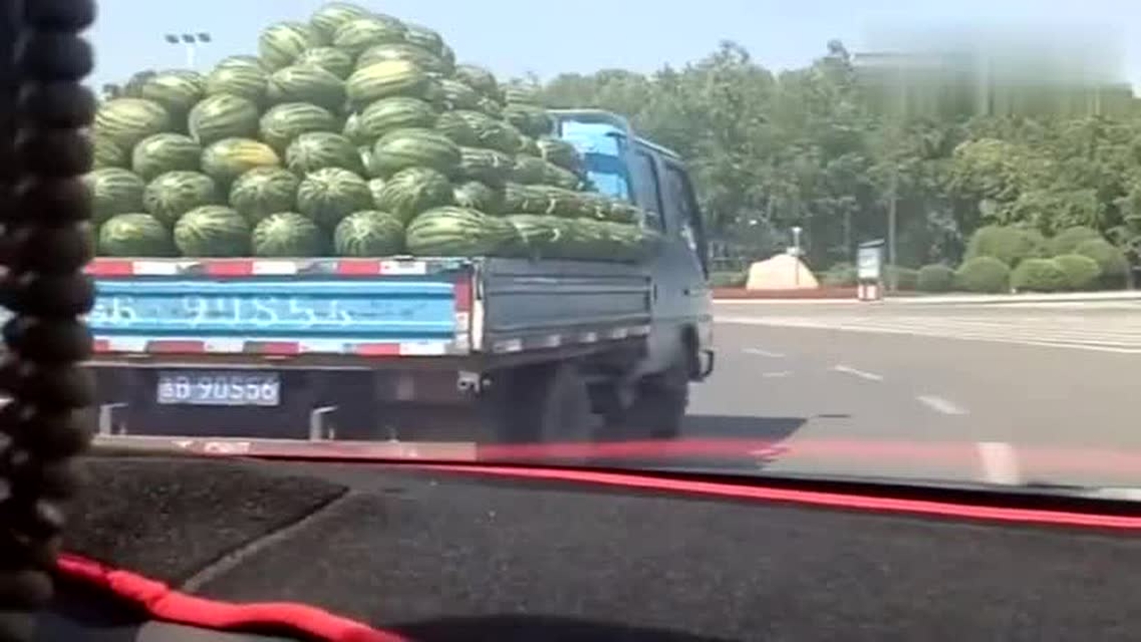 第一次见大货车这样装西瓜老司机技术真牛佩服