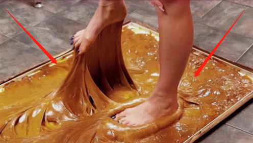 美女光脚挑战世上"最强胶水",踩上去的一瞬间,肠子都悔青了