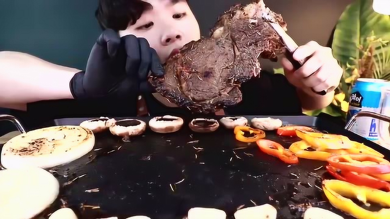 韩国小伙吃播,大块牛排抱着直接开啃,姿势这么豪横,一定饿坏了