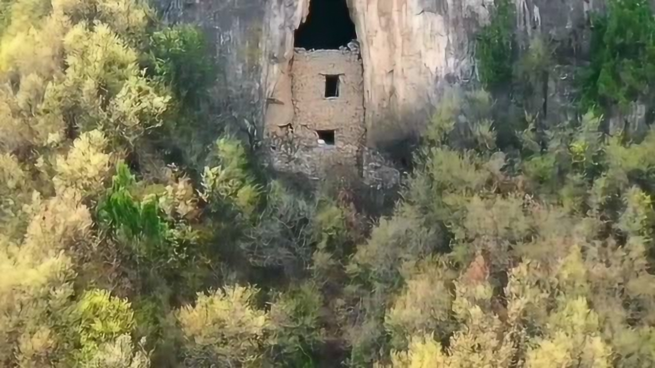 悬崖峭壁上的山洞,哪位高人当年在此隐居呢,真是羡慕这样的生活!