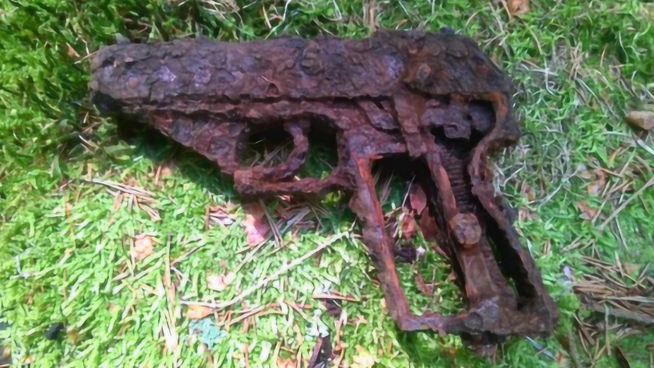 都已经生锈的二战遗物,被老外探索出来了,光手枪就有好几把