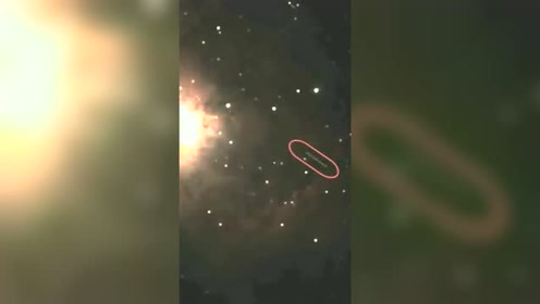 捕捉到雪茄形状的UFO，经过猎户座星云附近，难道是外星文明的宇宙飞船吗