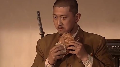 渡边当着大佐面偷吃猪耳朵,大佐抢过来自己吃了一口,立马爱上了