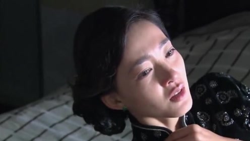 师长夫人再遇初恋情人,没想到按耐不住相思之苦竟当场越界,让人不敢