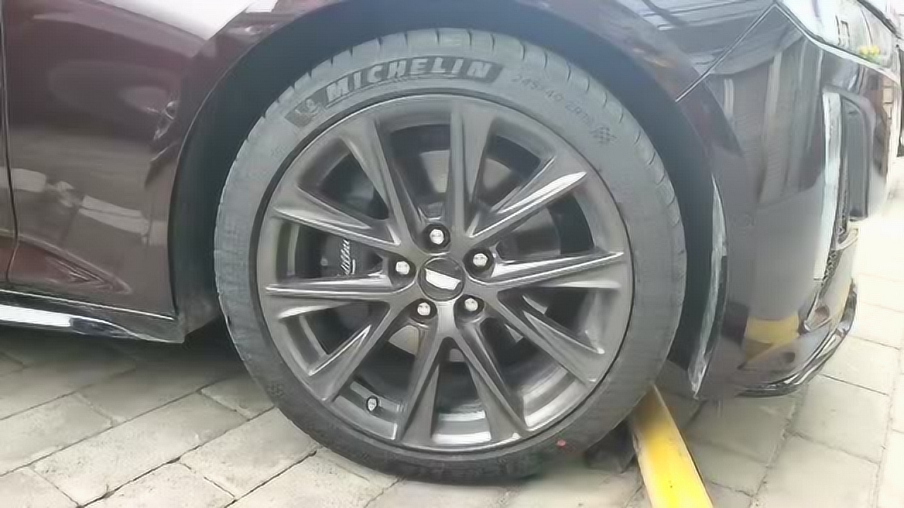 抢鲜看:凯迪拉克ct5轮胎配置,熏黑式设计,米其林品牌