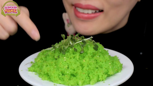 国外女吃货,吃绿色飞鱼籽,细嚼慢咽,发出咀嚼音,好吃吗?
