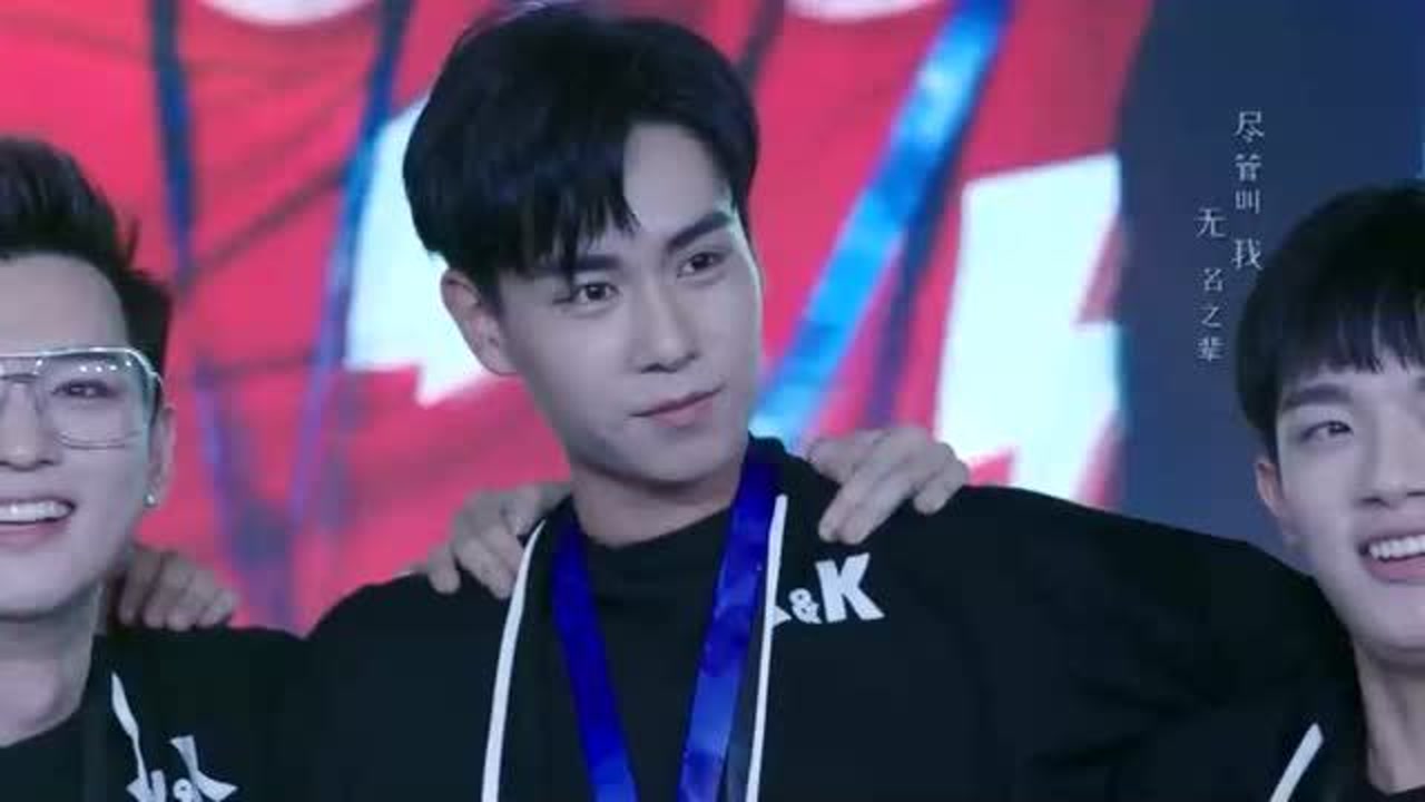 吴白赢得比赛冠军,韩商言贴心为吴白准备国旗,太为国争光了