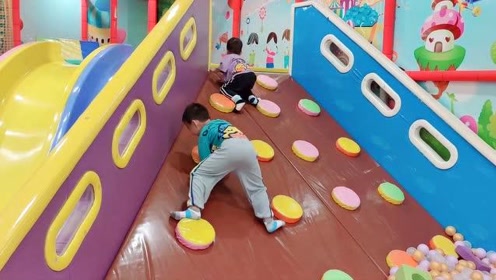 儿童游乐园vlog,小朋友玩得真开心,跳床滑滑梯海洋球我的最爱