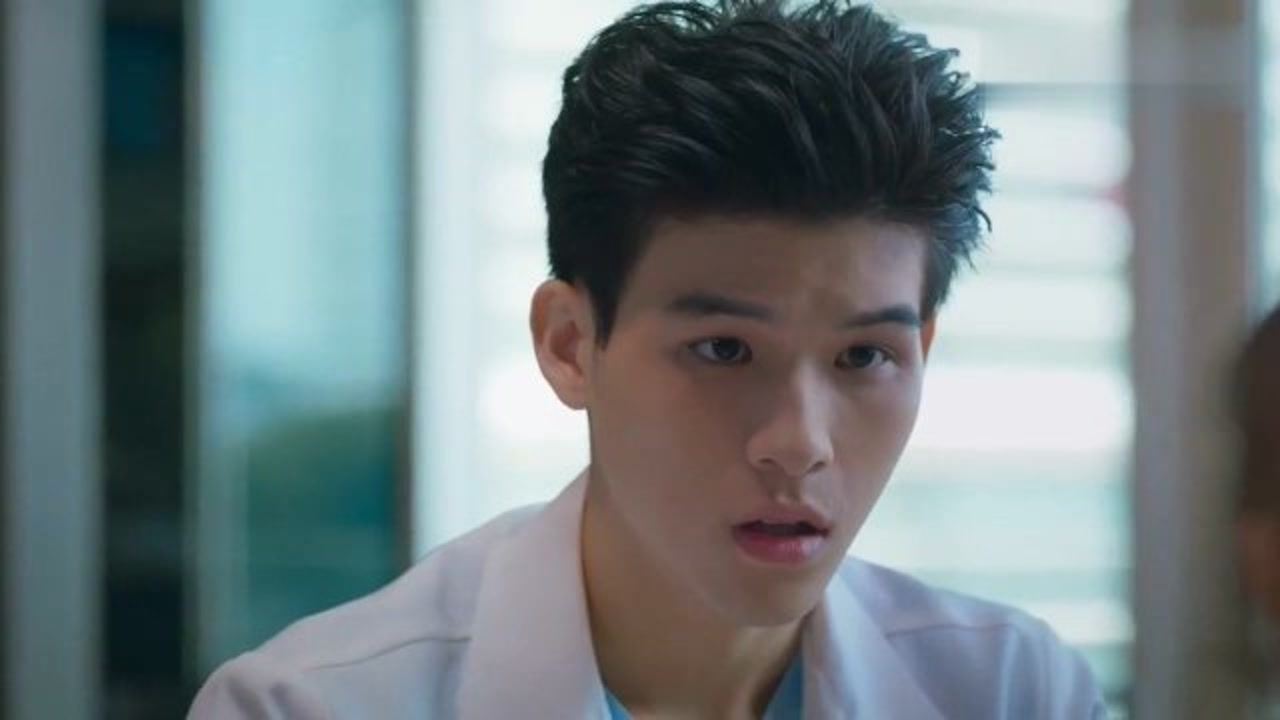 爱的警报器:巴弥心情不好,同事用美味的炸虾解逗她开心,真是幸福