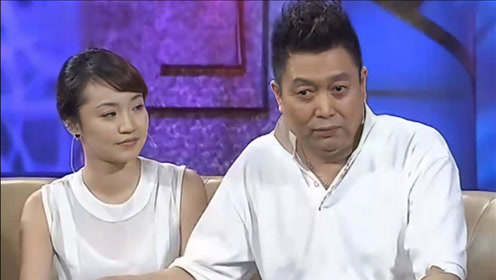 王为念与儿女同台,女儿一上台就拉着老爸不松开,关系令人羡慕