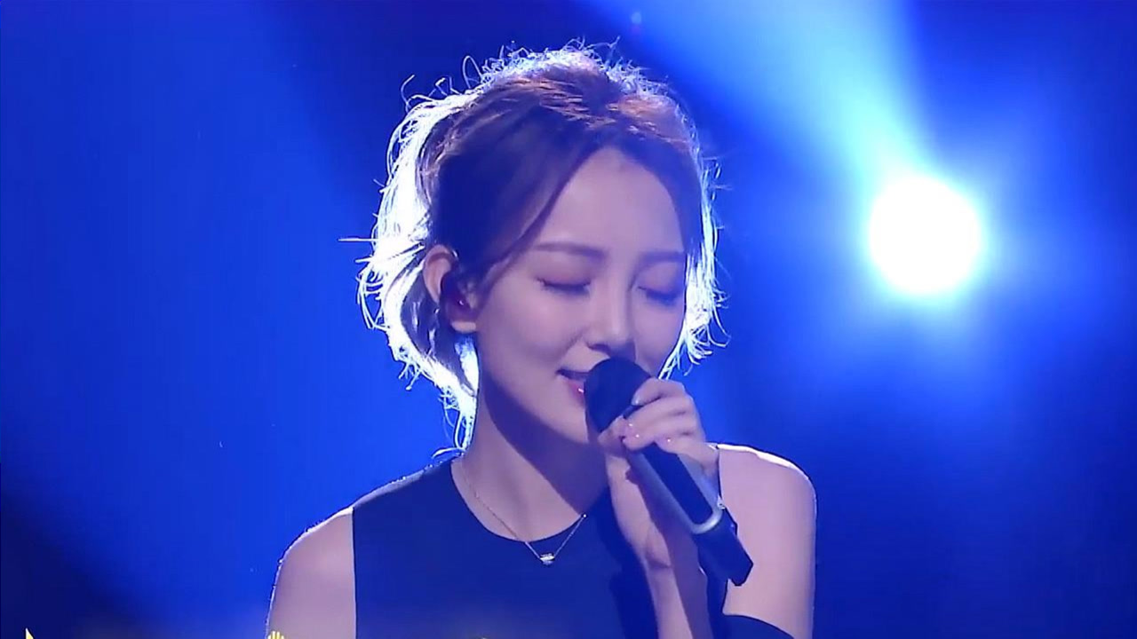 这届选手胆子真大,原唱就坐在台下,她就敢当面翻唱对方代表作!