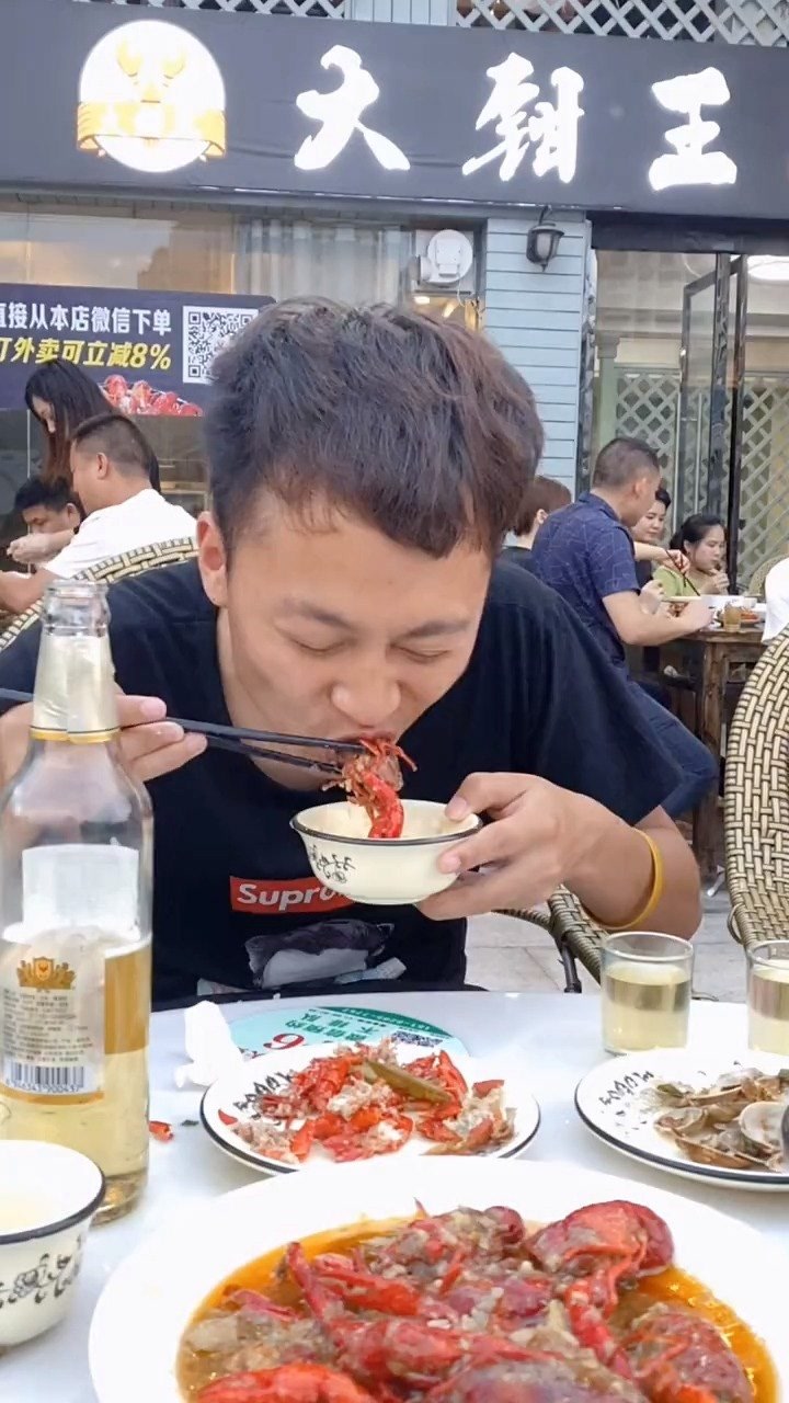 和女朋友认识两年在一起吃饭,她做这个手势难道不是要跟我干杯吗