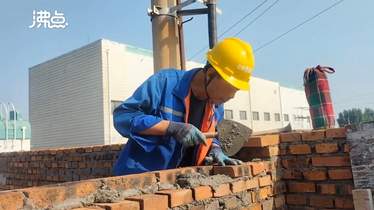 54岁砌砖工顺利毕业圆大学梦:当年瞒着妻子考学 希望专业学有所用