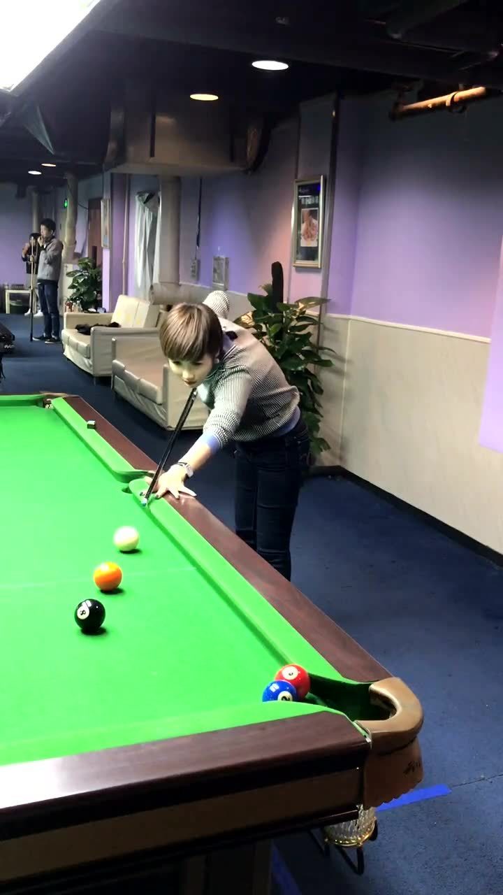 美女花式打台球!太炫酷了!