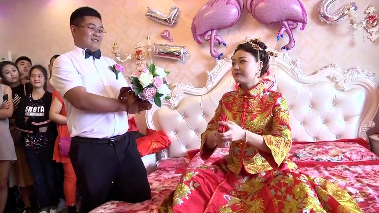 湖南一姑娘,才20岁,急急忙忙结婚,原来新郎是一位土豪