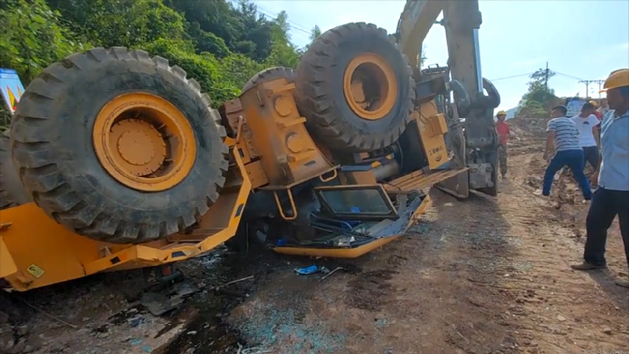 压路机施工时翻车,一名男子被压车底,当地消防紧急救援