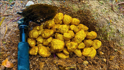 大妈上山寻宝,从泥堆中挖出黄金土疙瘩,这下赚大发了