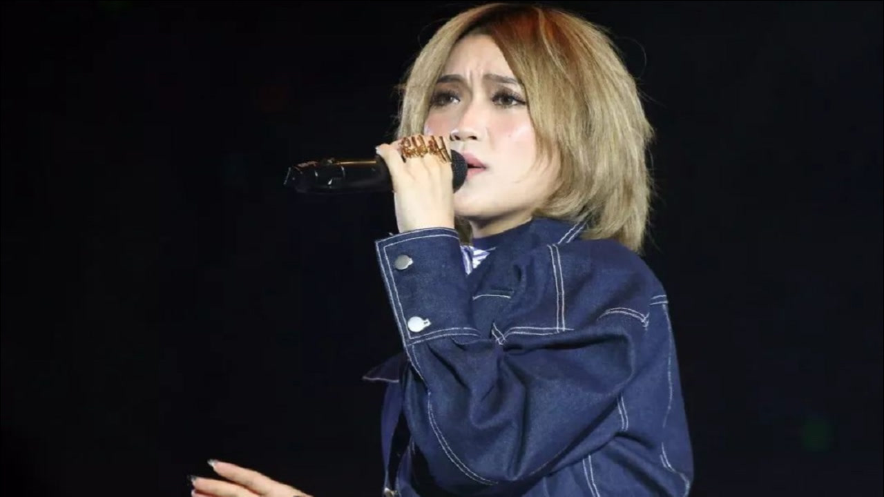 19岁一曲成名,曾一度成为数亿人的手机铃声,甚至央视都在夸!