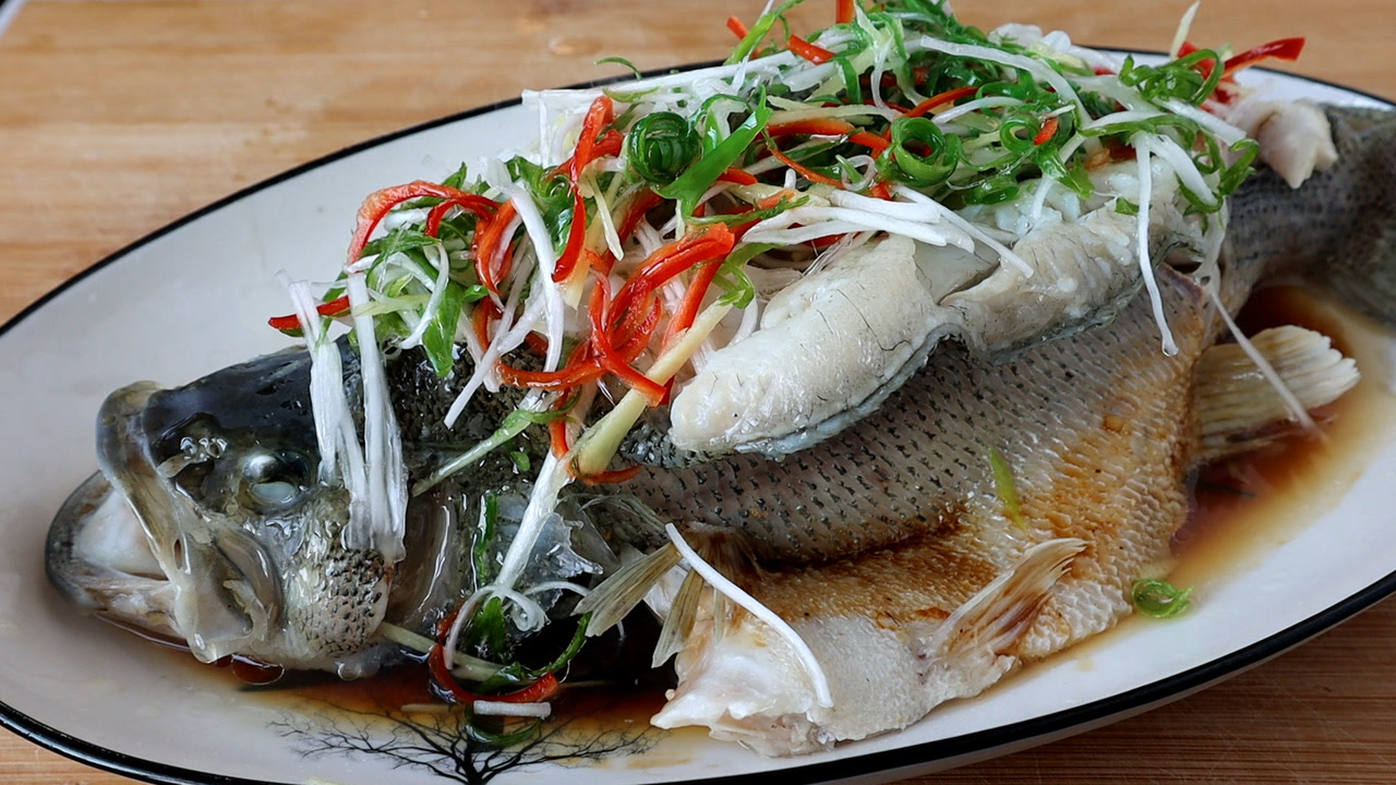 這才是清蒸鱸魚的正確做法,魚肉鮮嫩,營養好吃無腥味,超簡單