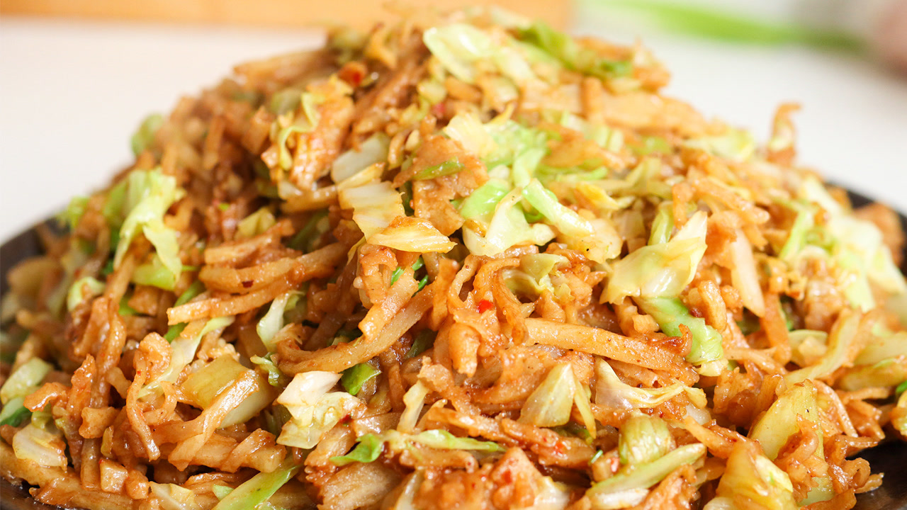 炒饼丝技巧大公开!软糯劲道不发坨,炒1大锅不够全家吃